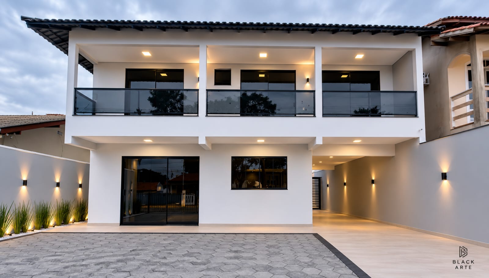 Residência contemporânea: Esquadrias sob medida e guarda-corpos